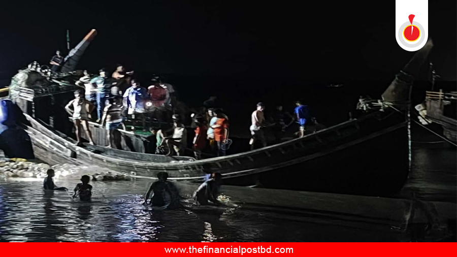 কক্সবাজারে ট্রলার ডুবিতে চারজনের মরদেহ উদ্ধার, নিখোঁজ - ৫