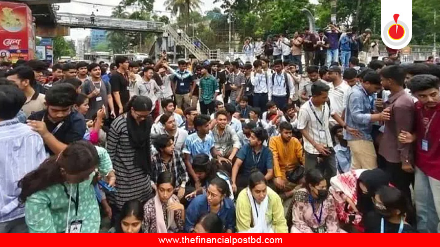 শিক্ষামন্ত্রীর পদত্যাগ দাবিতে শিক্ষার্থীদের সড়ক অবরোধ