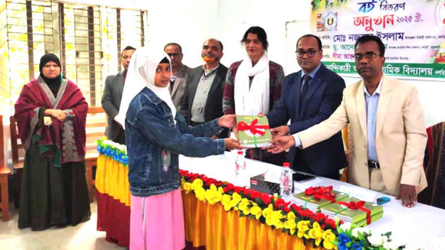 নল‌ছি‌টি‌তে বছরের প্রথম দিনেই বই বিতরণ