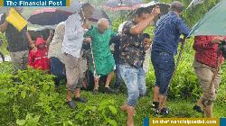 ঋতুপর্ণার অসুস্থ মাকে দেখতে গ্রামে বাড়িতে রুহল কবির রিজভী