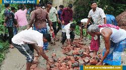 সরাইলে ধীতপুর এলাকাবাসীর উদ্যোগে কাঁচা রাস্তা মেরামত