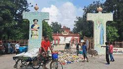 পৌরসভা ভবনের ফটকে ময়লা ফেলে কর্মবিরতি পরিচ্ছন্নতা কর্মীদের