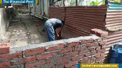 গৌরনদীতে রাস্তার ওপর পাকা দেয়াল, বন্দি ২০ পরিবার