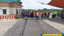 ভাঙ্গায় ১৫ শত যাত্রী নিয়ে ২ ঘণ্টা অবরুদ্ধ ঢাকাগামী ট্রেন