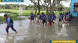 লালপুরে হাঁটু পানিতে স্কুলে যাচ্ছে শিক্ষার্থীরা
