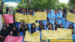 সড়ক দুর্ঘটনায় স্কুল শিক্ষার্থী নিহত মহাসড়ক অবরোধ করে শিক্ষার্থীদের বিক্ষোভ