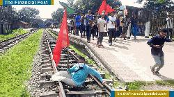 কুলাউড়ায় ৮ দফা দাবিতে ট্রেন আটকে দিল আন্দোলনকারীরা