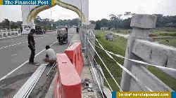 পিরোজপুরে বেকুটিয়া সেতুতে পিকআপের ধাক্কায় রেলিং ভেঙে ক্ষতিগ্রস্ত