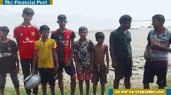 দৌলতপুরে পদ্মায় নৌকাডুবি, বিজিবির তৎপরতায় শিশুসহ ১৫ যাত্রী উদ্ধার