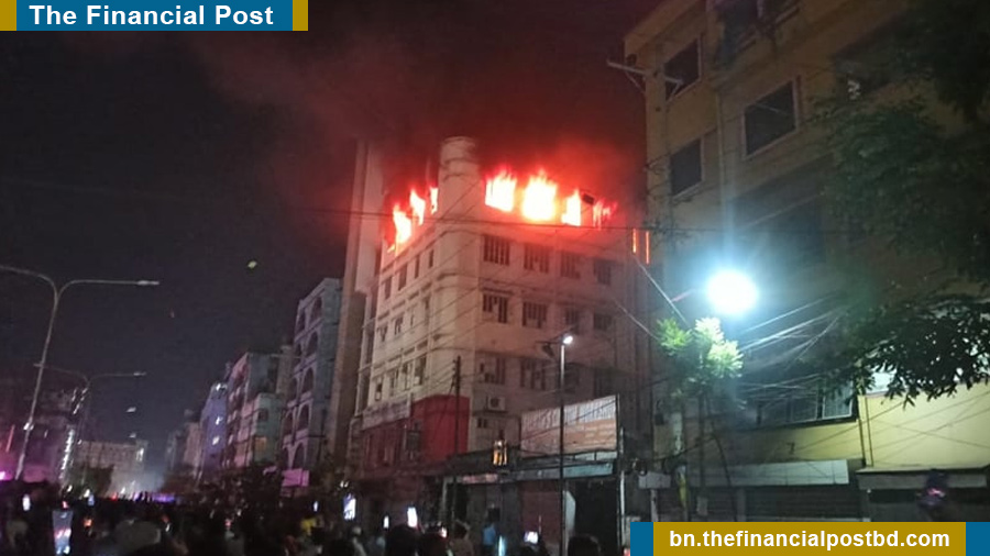 ছয় তলা ভবনের ষষ্ঠ তলায় তৈরি পোশাকের একটি কারখানায় আগুন