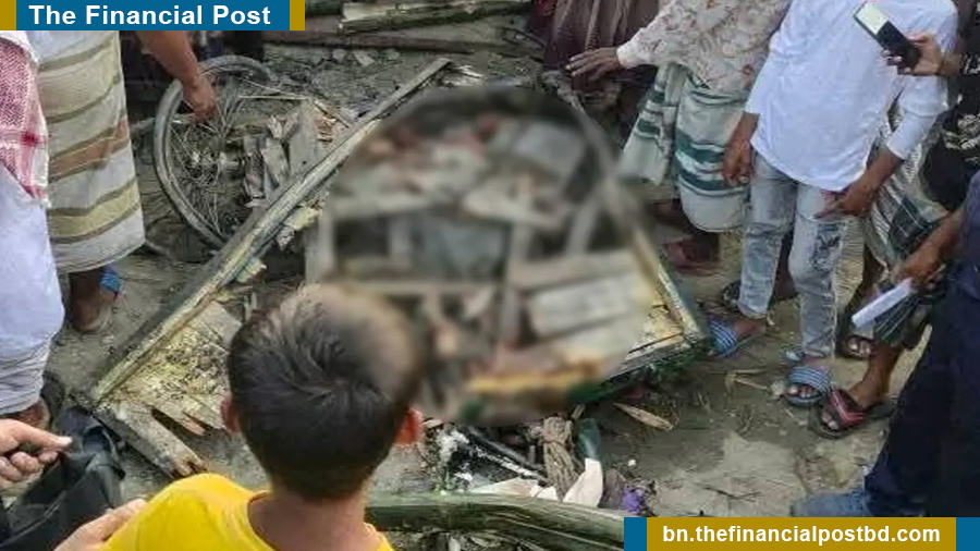 ট্রাকের ধাক্কায় সড়কে পিষে গেছে ভ্যানটি।