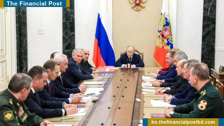 রাশিয়ার মস্কোতে (৫ নভেম্বর, ২০২৫) নিরাপত্তা পরিষদের সদস্যদের সঙ্গে একটি বৈঠকে সভাপতিত্ব করছেন ভ্লাদিমির পুতিন।