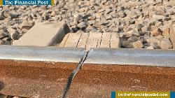 অতিরিক্ত ঠান্ডায় রেললাইনে ফাটল