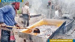 জয়পুরহাটে গুড় তৈরিতে ব্যস্ত সময় পার করছে গাছিরা