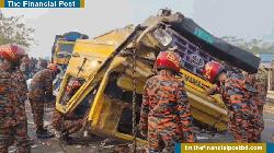 ঢাকা-মাওয়া এক্সপ্রেসওয়েত্র বাস-ট্রাক সংঘর্ষে আহত ৮জন