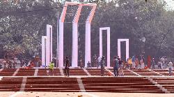 শহীদ মিনার প্রাঙ্গণে শেষ মুহূর্তের প্রস্তুতি, রঙ-তুলির ছোঁয়ায় সেজেছে চত্বর