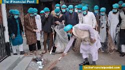 জয়পুরহাটে ঝাড়ু হাতে রাস্তা পরিষ্কারে নামলেন এমপি 