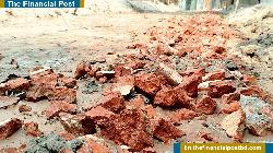 ফুলবাড়ীতে সড়ক নির্মাণে নিম্নমানের খোয়া ব্যবহারের অভিযোগ