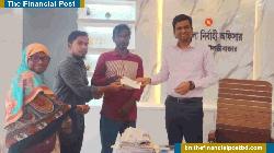 অগ্নিকাণ্ডে ক্ষতিগ্রস্ত দুই পরিবারকে চেক দিল প্রশাসন