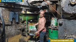 অস্বাস্থ্যকর পরিবেশে সরিষার তেল উৎপাদন