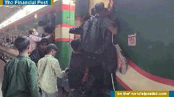 শেষ মুহূর্তে ঢাকা ছাড়ছেন কর্মজীবী মানুষ 