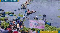 সেতু ভেঙে নদে শতাধিক মানুষ, ৪ শিশুর মৃত্যু