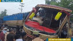 কুমিল্লায় রেলক্রসিংয়ে উঠে পড়া বাসে ট্রেনের সংঘর্ষে নিহত ১২