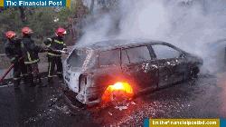 এলিভেটেড এক্সপ্রেসওয়ের ওপর প্রাইভেট কারে আগুন