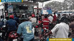 কুষ্টিয়ায় পেট্রোল পাম্পে উপচে পড়া ভিড়