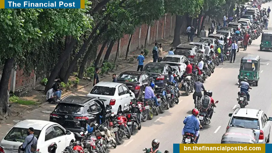 পাম্পে তেলের জন্য দীর্ঘ লাইন, মূল্যবৃদ্ধিতেও কমেনি জনদুর্ভোগ