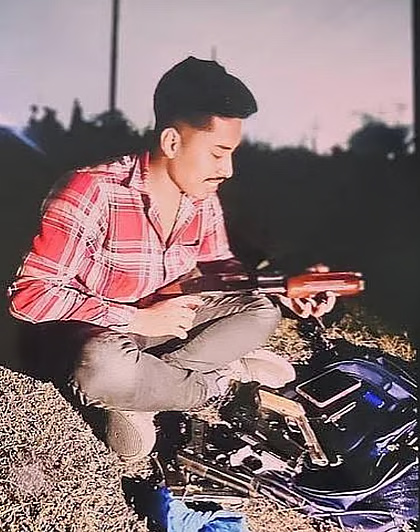 অস্ত্র হাতে সন্ত্রাসী মোবারক হোসেন ইমনফাইল ছবি