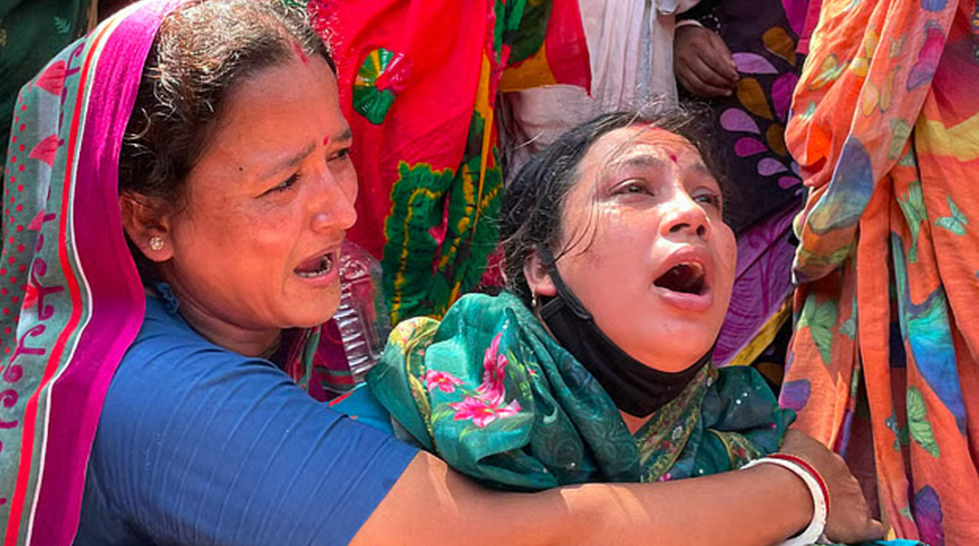 নিহত এক শ্রমিকের স্বজনদের আহাজারি। আজ সকালে সীতাকুণ্ডের ভাটিয়ারিতেছবি: জুয়েল শীল