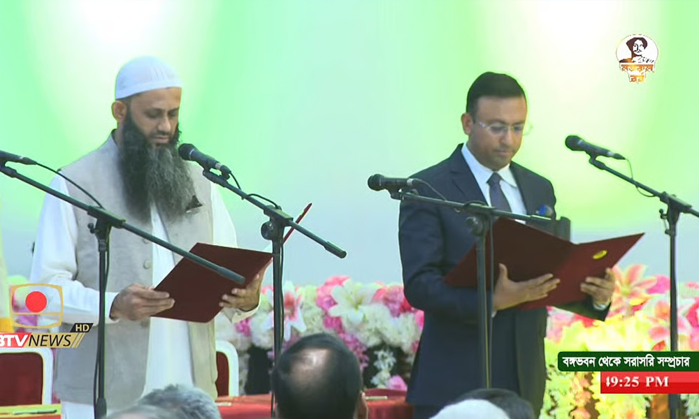শপথ গ্রহন মোহাম্মদ শামীম কায়সার লিংকন ও হুমায়ুন কবির।