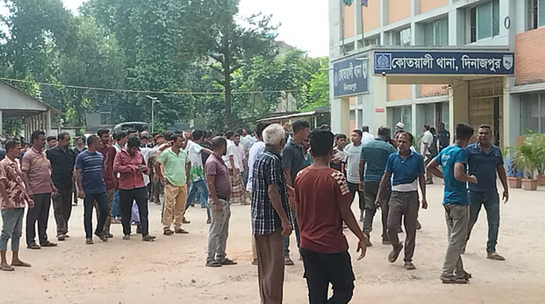 শ্রমিক নেতার মুক্তির দাবিতে থানা ঘেরাও করে বিক্ষোভ। বৃহস্পতিবার সকালে কোতোয়ালি থানা চত্বরে।