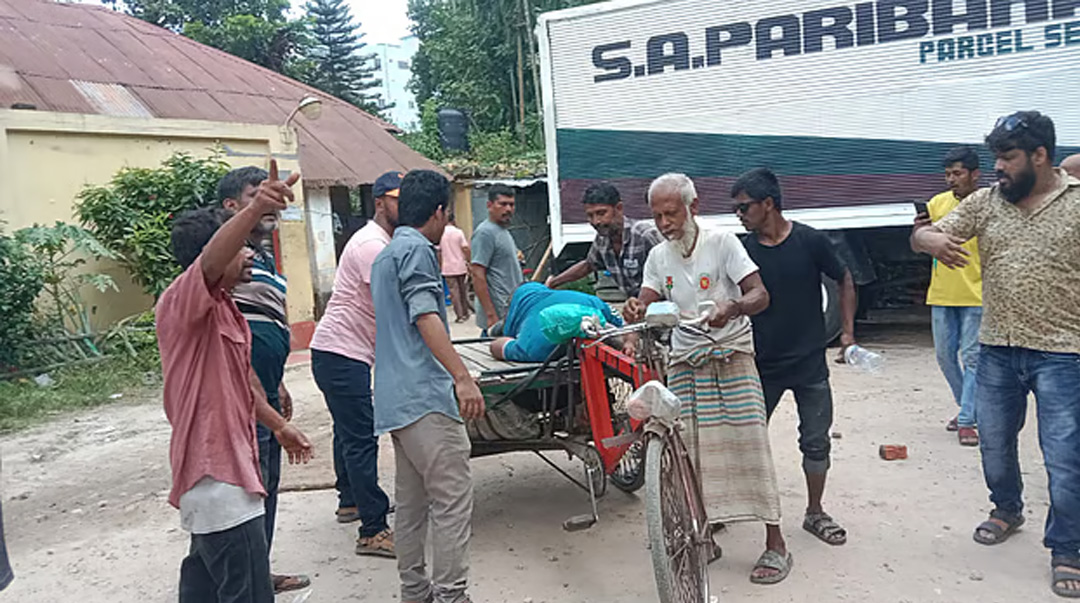 শ্রমিক নেতার মুক্তির দাবিতে থানা ঘেরাও করে বিক্ষোভ। বৃহস্পতিবার সকালে কোতোয়ালি থানা চত্বরে।