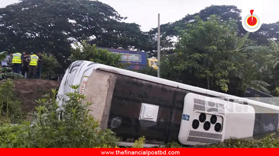 কুমিল্লায় মেডিকেল কলেজ শিক্ষার্থীদের বাস খাদে পড়ে আহত ২০