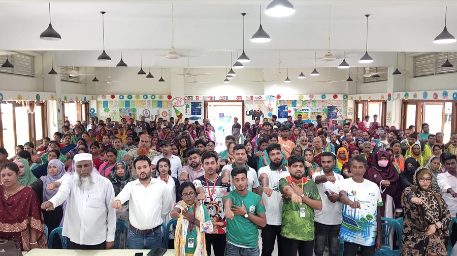 আলোচনা সভা শেষে ইউএনও শারমিন আক্তার সুমীর নেতৃত্বে উপস্থিত সবাই পরিবেশ পরিচ্ছন্নতা বিষয়ে শপথ নেন