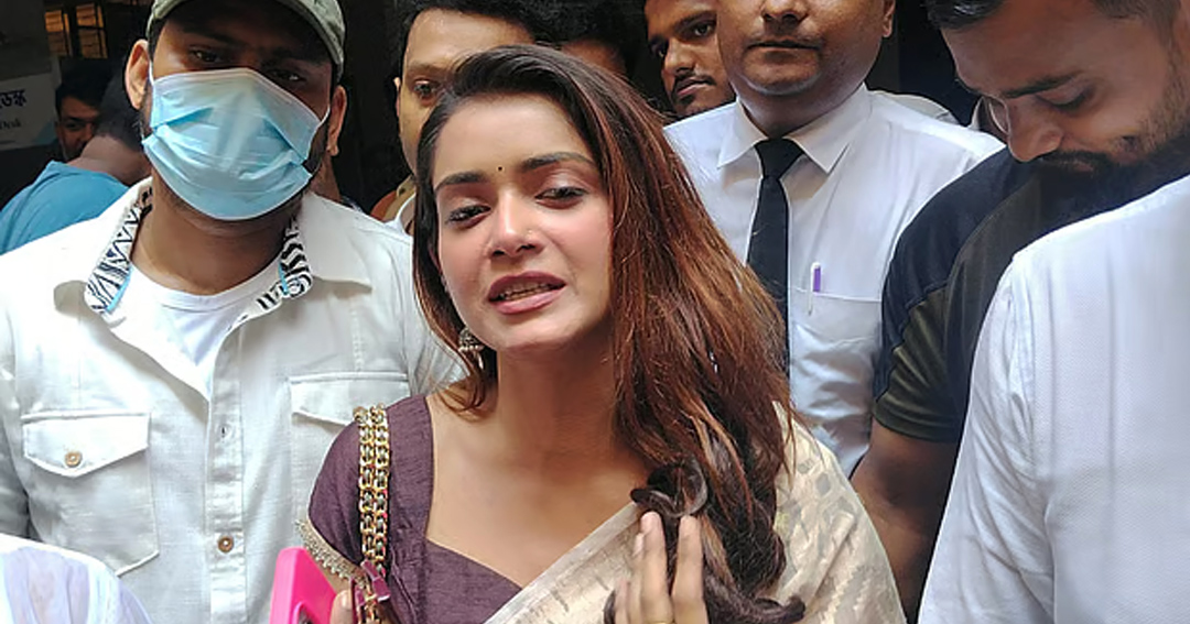 আদালতের শুনানি শেষে গণমাধ্যমের সঙ্গে কথা বলেন তানজিন তিশা। ঢাকার মেট্রোপলিটন ম্যাজিস্ট্রেট আদালত প্রাঙ্গণ, ২৯ সেপ্টেম্বর ছবি: সংগৃহীত 