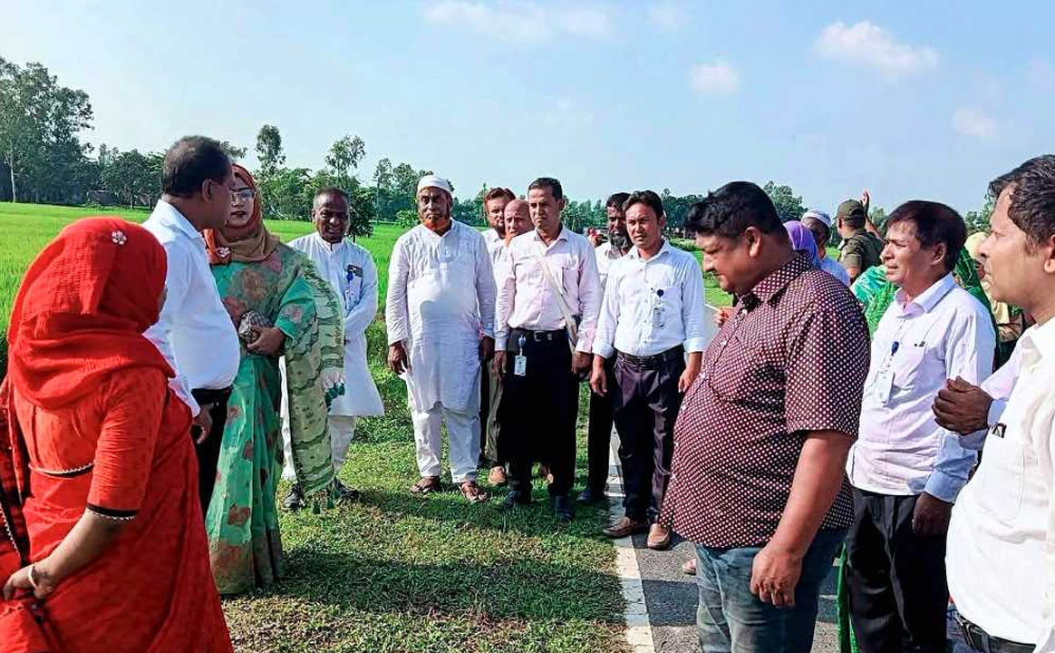 বিকেলে আয়োজিত এক অনুষ্ঠানের মাধ্যমে এই সবুজায়ন কার্যক্রমের আনুষ্ঠানিক উদ্বোধন করেন দিনাজপুরের জেলা প্রশাসক মো. রফিকুল ইসলাম।