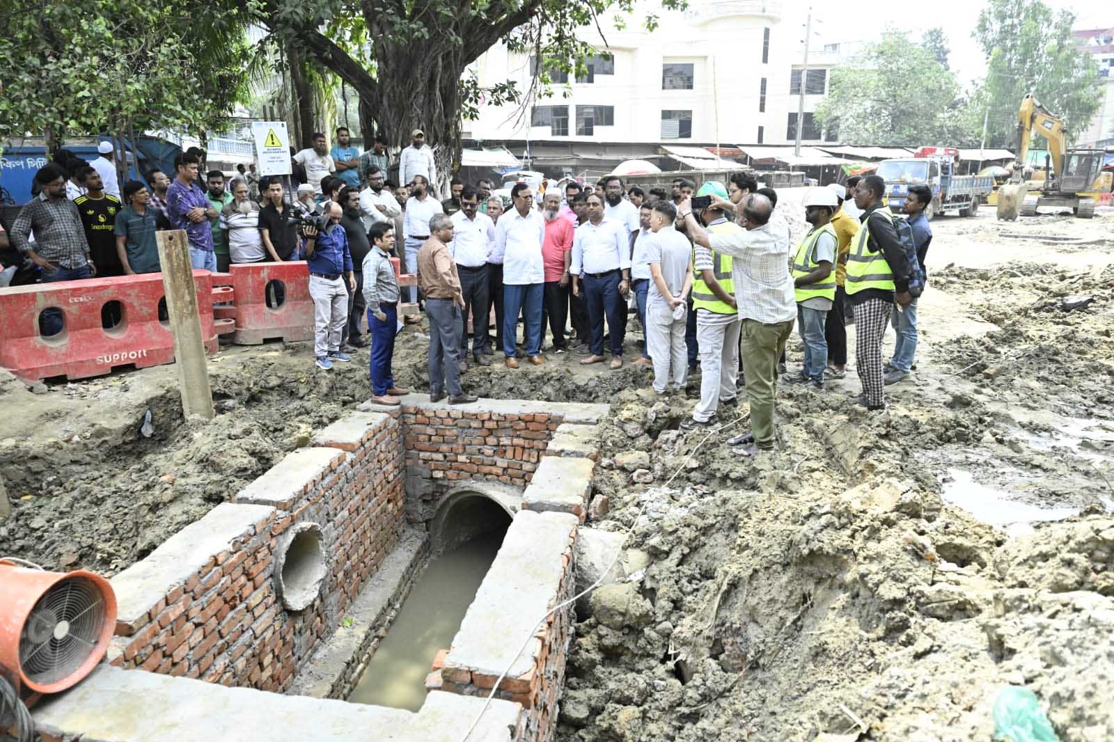 কাজ পরিদর্শনের চিত্র।