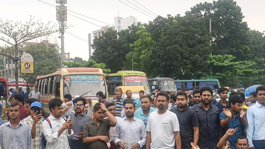 রাজধানীর বিভিন্ন গুরুত্বপূর্ণ সড়কের পাশাপাশি মানিক মিয়া এভিনিউতে রাস্তা অবরোধ করেন পরীক্ষার্থীরা।