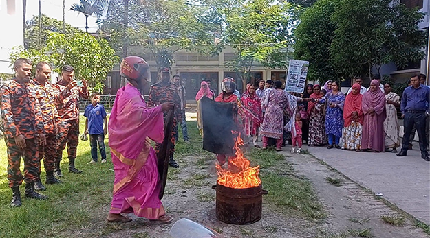 ফায়ার সার্ভিসের অগ্নিনির্বাপনের বিভিন্ন কৌশল প্রদর্শন
