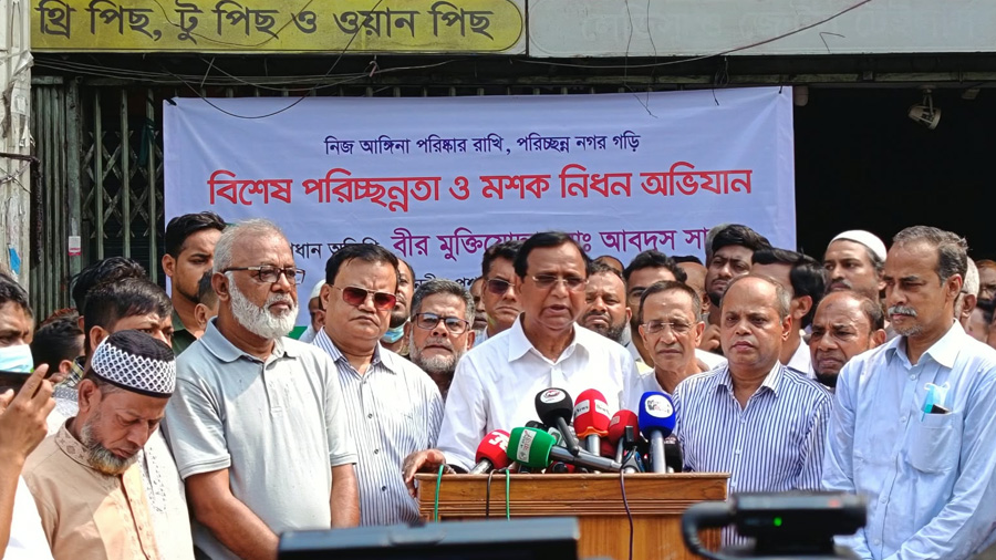 নিউমার্কেট এলাকায় 'ক্লিনিং ডে' কর্মসূচির উদ্বোধন করেন ডিএসসিসি প্রশাসক