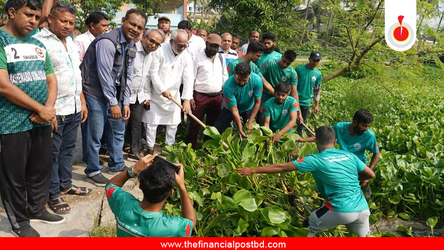 হোস্টেল-সংলগ্ন পুকুর থেকে কচুরিপানা অপসারণ