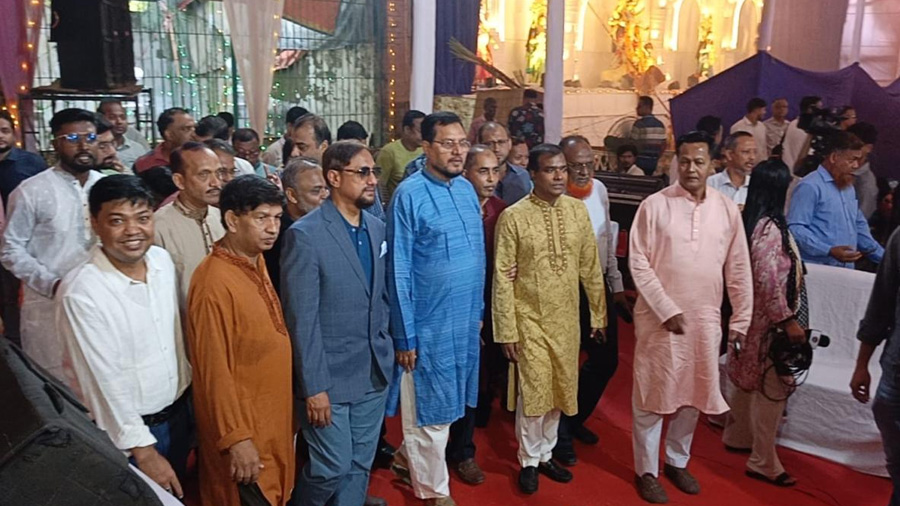 চট্টগ্রাম জেলা পরিষদের প্রশাসক ও বিএনপির বিভাগীয় সাংগঠনিক সম্পাদক পূজামণ্ডপটি পরিদর্শন করেন