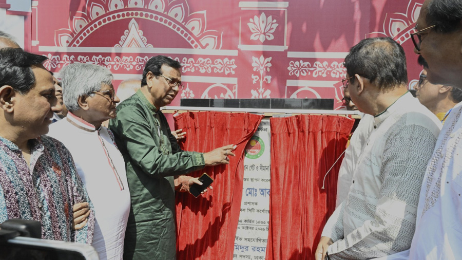 নির্মাণকাজের ফলক উন্মোচন করেন ডিএসসিসি প্রশাসক বীর মুক্তিযোদ্ধা মো. আবদুস সালাম।