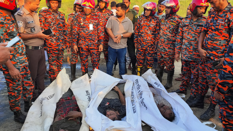 দুর্ঘটনায় নিহত তিনজনের মরদেহ উদ্ধার