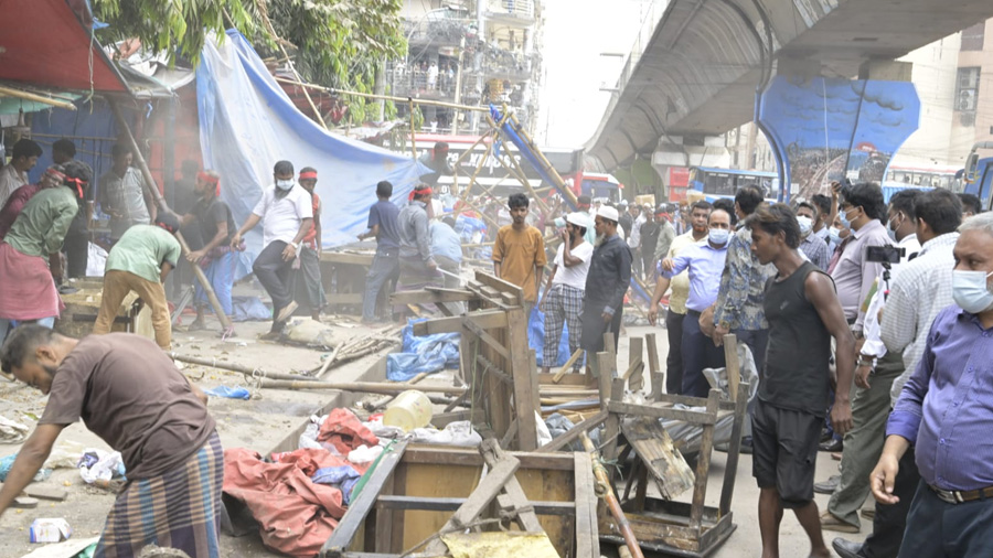 পে-লোডারসহ বিভিন্ন ভারী যন্ত্রপাতি ব্যবহার করে অবৈধ অবকাঠামো গুঁড়িয়ে দেওয়ার পর