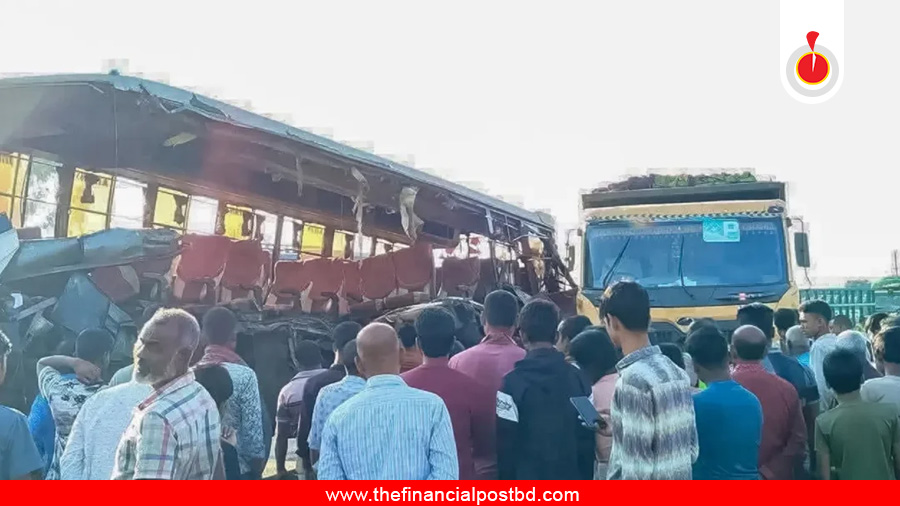 রংপুরে সড়কে দাঁড়িয়ে থাকা ট্রাক বাসের ধাক্কায় নিহত বেড়ে ৪