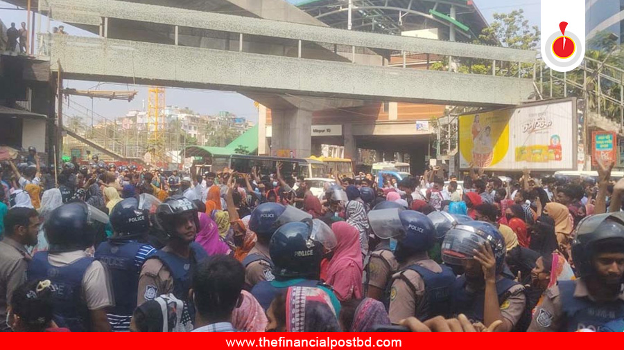 মিরপুরে সড়ক অবরোধ করে আন্দোলনে পোশাক শ্রমিকরা